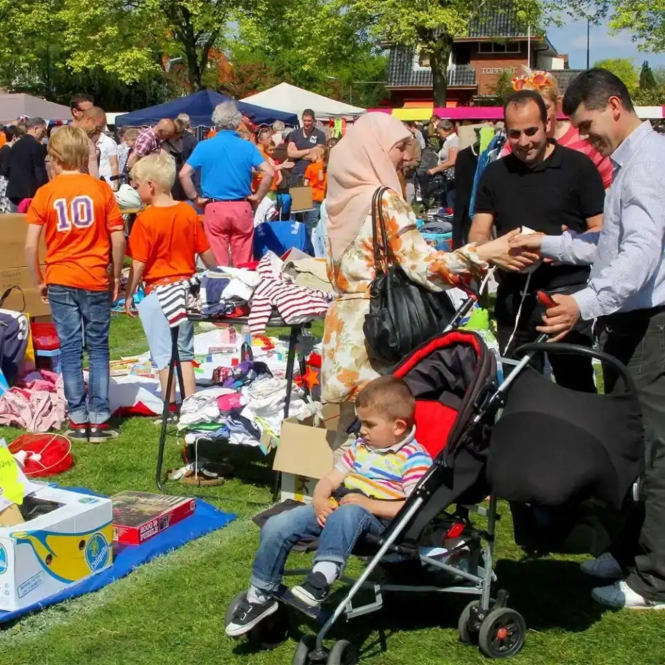 Vele mensen en kinderen op een markt